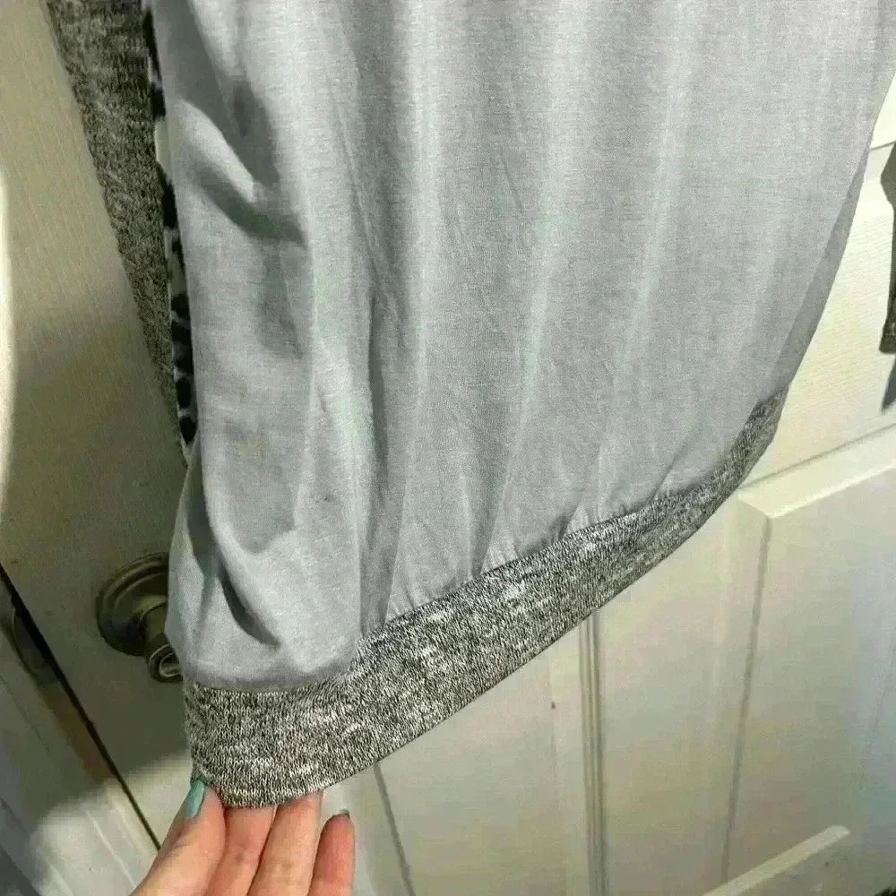 Kut From The Kloth Mixed Material Long Sleeve Grey Leopard Print Top Small - Picture 7 of 10
